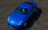 Nissan 370Z. Modelo 2009. Imagen exterior. Frontal cenital. Coche parado. Carretera. Azul.