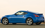 Nissan 370Z. Modelo 2009. Imagen exterior. Lateral posterior. Coche parado. Carretera. Azul.