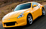 Nissan 370Z. Modelo 2009. Imagen exterior. Frontal. Movimiento. Carretera. Amarillo.
