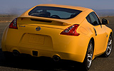 Nissan 370Z. Modelo 2009. Imagen exterior. Posterior. Coche parado. Carretera. Amarillo.