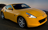 Nissan 370Z. Modelo 2009. Imagen exterior. Frontal lateral. Coche parado. Carretera. Amarillo.