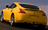 Nissan 370Z. Modelo 2009. Imagen exterior. Posterior. Coche parado. Carretera. Amarillo.
