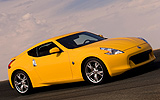 Nissan 370Z. Modelo 2009. Imagen exterior. Lateral frontal. Coche parado. Carretera. Amarillo.