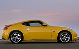 Nissan 370Z. Modelo 2009. Imagen exterior. Lateral. Coche parado. Carretera. Amarillo.