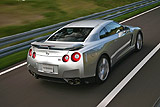 Nissan GT-R. Modelo 2008. Imagen. Exterior. Posterior lateral. Coche en movimiento. Carretera. Color Ultimate Sliver.