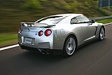 Nissan GT-R. Modelo 2008. Imagen. Exterior. Posterior lateral. Coche en movimiento. Carretera. Color Ultimate Sliver.