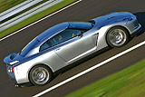 Nissan GT-R. Modelo 2008. Imagen. Exterior. Lateral. Coche en movimiento. Carretera. Color Ultimate Sliver.