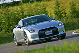 Nissan GT-R. Modelo 2008. Imagen. Exterior. Lateral frontal. Movimiento. Coche en carretera. Color Ultimate Sliver.