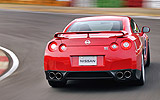 Nissan GT-R. Modelo 2008. Imagen. Exterior. Posterior. Coche en movimiento. Carretera. Color Vibrant Red.