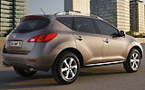 Nissan Murano. Modelo 2009. Imagen. Posterior- lateral. Coche parado. Carretera. Marr�n.