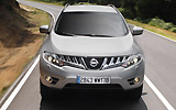 Nissan Murano. Modelo 2009. Imagen. Frontal. Coche en movimiento. Carretera. Gris.