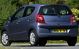 Nissan Pixo. Modelo 2009. Imagen. Exterior. Lateral posterior. Coche parado. Carretera.