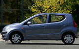 Nissan Pixo. Modelo 2009. Imagen. Exterior. Lateral. Coche parado. Carretera.
