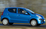 Nissan Pixo. Modelo 2009. Imagen. Exterior. Lateral. Coche en movimiento. Carretera. Azul.