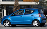 Nissan Pixo. Modelo 2009. Imagen. Exterior. Lateral. Coche parado. Carretera. Azul.