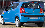 Nissan Pixo. Modelo 2009. Imagen. Exterior. Lateral posterior. Coche parado. Carretera. Azul.
