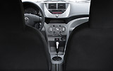Nissan Pixo. Modelo 2009. Imagen. Interior. Consola central. Radio CD. Mandos del aire. Palanca de cambios autom�tica.
