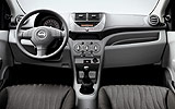 Nissan Pixo. Modelo 2009. Imagen. Interior. Salpicadero. Volante. Consola central. Palanca de cambios manual. Asientos.