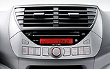 Nissan Pixo. Modelo 2009. Imagen. Interior. Detalle consola central. Mandos audio y climatizador.