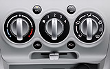 Nissan Pixo. Modelo 2009. Imagen. Interior. Detalle mandos climatizador.