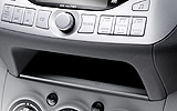 Nissan Pixo. Modelo 2009. Imagen. Interior. Detalle hueco en la consola central, para objetos.