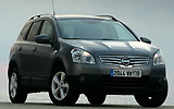 Nissan Qashqai+2. Modelo 2009. Imagen. Lateral- frontal. Coche parado. Carretera. Gris.