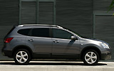 Nissan Qashqai+2. Modelo 2009. Imagen. Lateral. Coche parado. Carretera. Gris.