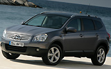 Nissan Qashqai+2. Modelo 2009. Imagen. Frontal- lateral. Coche parado. Carretera. Gris.