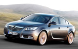 Opel Insignia. Modelo 2009. Carrocer�a 4 puertas. Imagen. Exterior. Frontal lateral. Movimiento. Carretera. Gris oscuro.