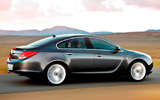 Opel Insignia. Modelo 2009. Carrocer�a 4 puertas. Imagen. Exterior. Lateral. Coche en movimiento. Carretera. Gris oscuro.