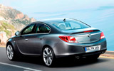 Opel Insignia. Modelo 2009. Carrocer�a 4 puertas. Imagen. Exterior. Lateral posterior. Parado. Carretera. Gris oscuro.