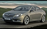 Opel Insignia. Modelo 2009. Carrocer�a 4 puertas. Imagen. Exterior. Frontal lateral. Coche parado. Carretera. Gris.