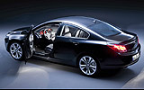 Opel Insignia. Modelo 2009. Carrocer�a 4 puertas. Imagen. Exterior. Lateral posterior. Coche parado. Estudio. Negro.