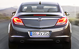 Opel Insignia. Modelo 2009. Carrocer�a 4 puertas. Imagen. Exterior. Posterior. Coche en movimiento. Carretera. Gris oscuro.