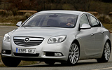 Opel Insignia. Modelo 2009. Carrocer�a  4 puertas. Imagen exterior. Frontal lateral. Movimiento. Carretera. Gris.