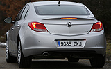 Opel Insignia. Modelo 2009. Carrocer�a  4 puertas. Imagen exterior. Posterior. Coche parado. Carretera. Gris.