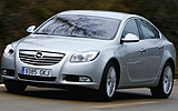 Opel Insignia. Modelo 2009. Carrocer�a  4 puertas. Imagen exterior. Lateral frontal. Movimiento. Carretera. Gris.