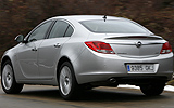 Opel Insignia. Modelo 2009. Carrocer�a  4 puertas. Imagen exterior. Lateral posterior. Movimiento. Carretera. Gris.