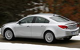 Opel Insignia. Modelo 2009. Carrocer�a  4 puertas. Imagen exterior. Lateral. Movimiento. Carretera. Gris.