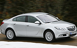 Opel Insignia. Modelo 2009. Carrocer�a  4 puertas. Imagen exterior. Lateral. Movimiento. Carretera. Gris.