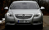 Opel Insignia. Modelo 2009. Carrocer�a  4 puertas. Imagen exterior. Frontal. Coche parado. Carretera. Gris.