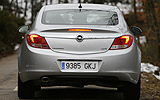 Opel Insignia. Modelo 2009. Carrocer�a  4 puertas. Imagen exterior. Posterior. Coche parado. Carretera. Gris.