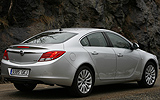Opel Insignia. Modelo 2009. Carrocer�a  4 puertas. Imagen exterior. Posterior lateral. Coche parado. Carretera. Gris.