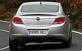 Opel Insignia. Modelo 2009. Carrocer�a  4 puertas. Imagen exterior. Posterior. Movimiento. Carretera. Gris.