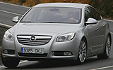 Opel Insignia. Modelo 2009. Carrocer�a  4 puertas. Imagen exterior. Frontal lateral. Movimiento. Carretera. Gris.