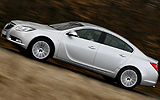 Opel Insignia. Modelo 2009. Carrocer�a  4 puertas. Imagen exterior. Lateral. Movimiento. Carretera. Gris.