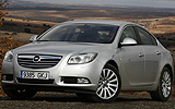Opel Insignia. Modelo 2009. Carrocer�a  4 puertas. Imagen exterior. Frontal lateral. Coche parado. Carretera. Gris.