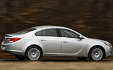 Opel Insignia. Modelo 2009. Carrocer�a  4 puertas. Imagen exterior. Lateral posterior. Movimiento. Carretera. Gris.