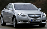 Opel Insignia. Modelo 2009. Carrocer�a  4 puertas. Imagen exterior. Frontal lateral. Movimiento. Carretera. Gris.