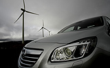 Opel Insignia. Modelo 2009. Carrocer�a  4 puertas. Imagen exterior. Detalle. Parrilla delantera. Faro. Coche parado. Carretera. Gris.